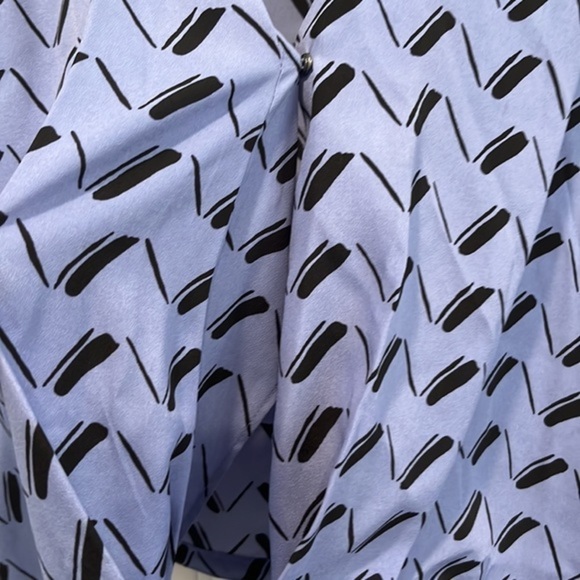 BCBGeneration shirt size medium  . Open in front , excellent condition - Picture 2 of 4